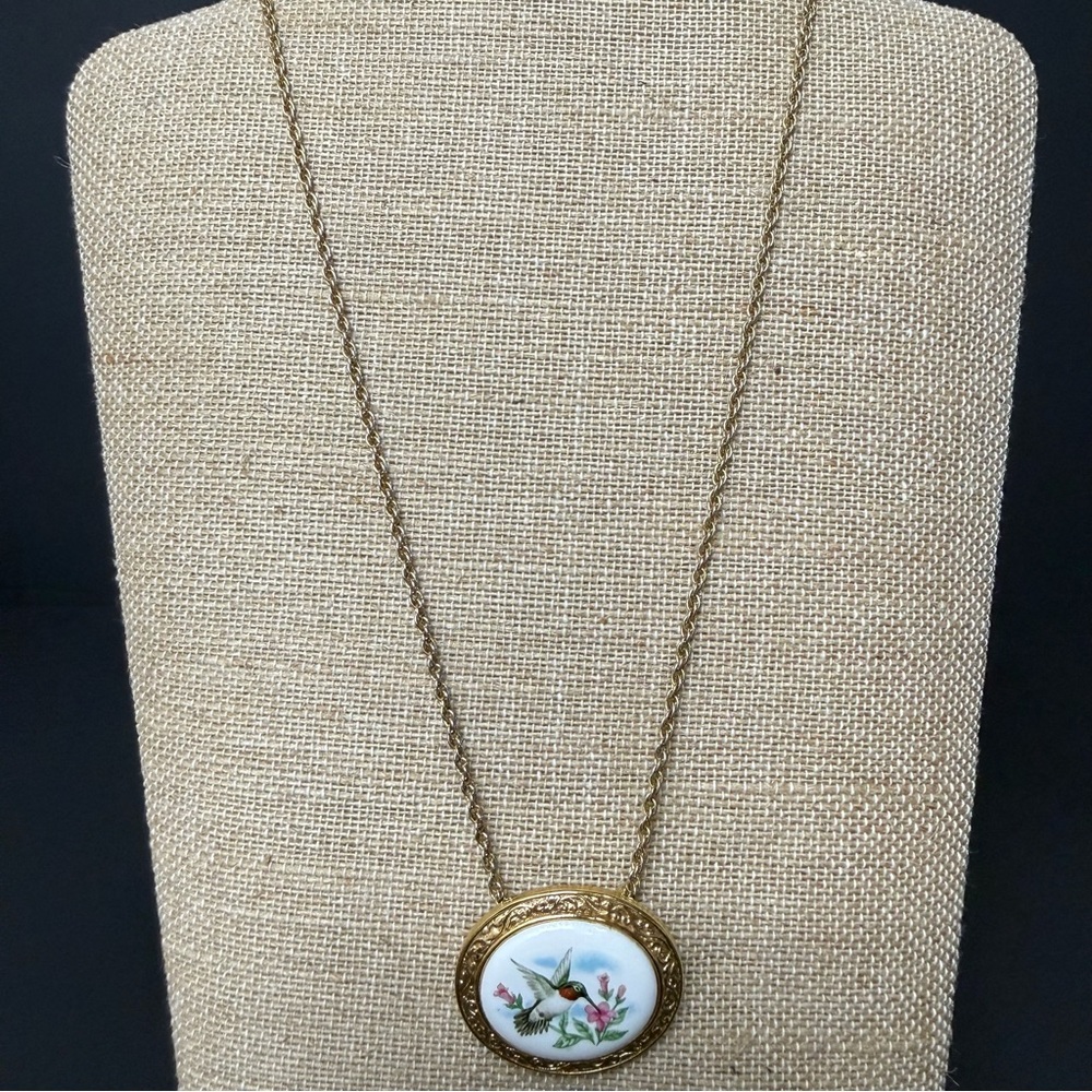 Vintage Avon ‘Summer Song The Hummingbird’ Pin/Pendant With Chain Gold Tone 18” - Picture 2 of 4